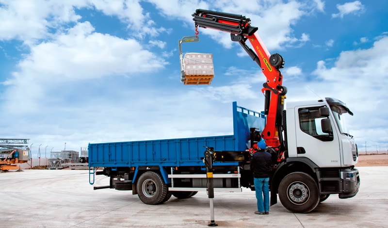 camión con grúa levantando palet